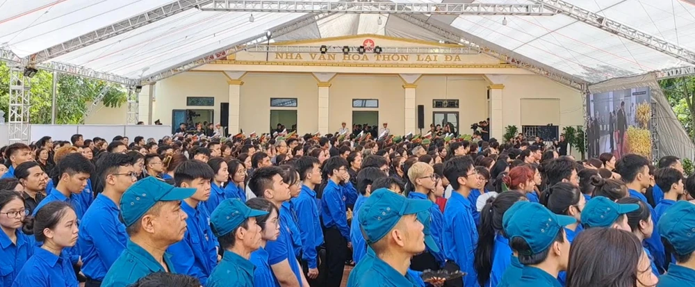 Người dân chăm chú theo dõi những hình ảnh cuối cùng Lễ truy điệu Tổng Bí thư Nguyễn Phú Trọng. Le-truy-dieu-Tong-Bi-thu-Nguyen-Phu-Trong-tai-que-nha-Lai-Da-14.jpg