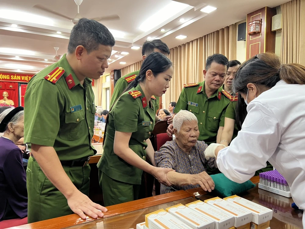 Cán bộ Cục C06 lấy mẫu ADN của Mẹ Việt Nam Anh hùng Nguyễn Thị Lộc, 90 tuổi, ở xã Đông Hội, huyện Đông Anh. Mẹ có 2 con trai là liệt sĩ, đến nay vẫn còn một người con chưa tìm thấy hài cốt. Bộ Công an ra quân thu nhận mẫu ADN thân nhân Anh hùng Liệt sĩ