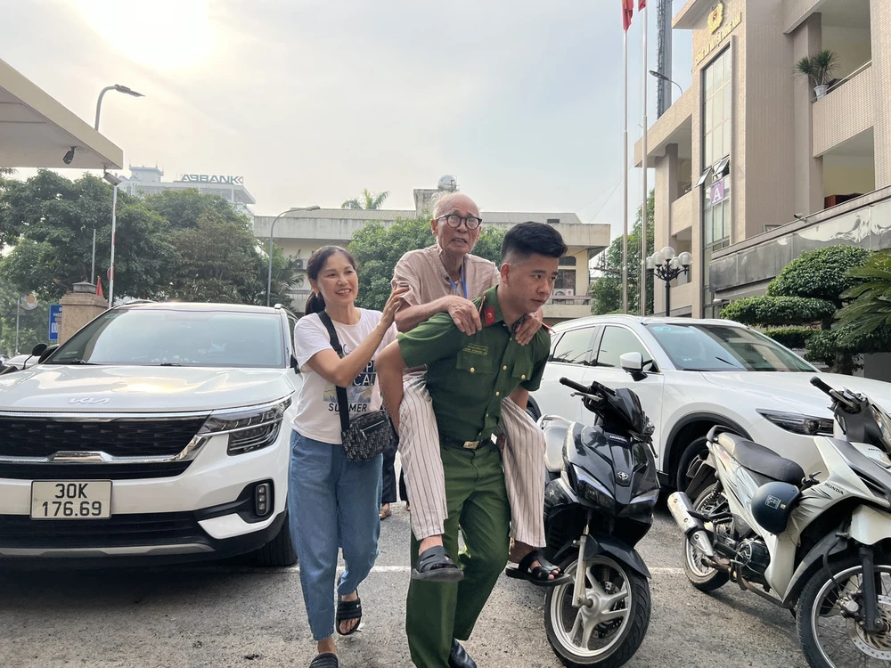 Cán bộ Công an TP Hà Nội hỗ trợ gia đình đưa thân nhân Anh hùng Liệt sĩ tới lấy mẫu ADN. Bo-Cong-an-ra-quan-thu-nhan-mau-ADN-than-nhan-Anh-hung-Liet-si-3.jpg
