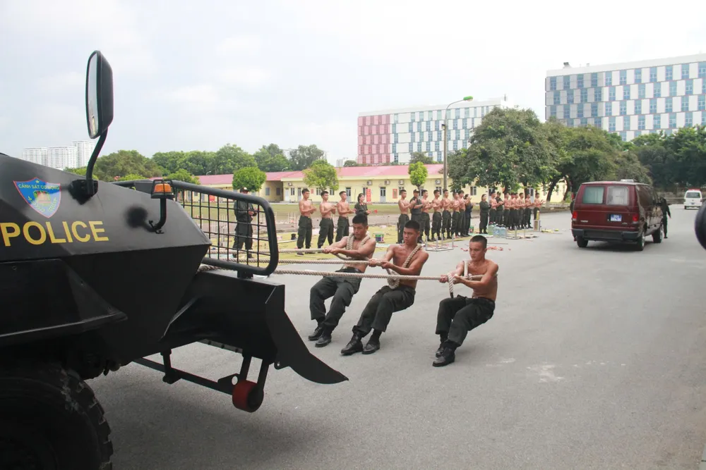 Can-bo-nguon-Uy-vien-Trung-chiem-nguong-Canh-sat-co-dong-dien-tap-8.jpg