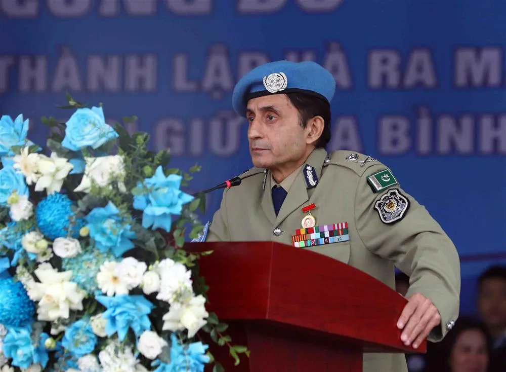 Ông Faisal Shahkar, Tư lệnh Cảnh sát LHQ, phát biểu tại buổi lễ ra mắt Đơn vị Cảnh sát gìn giữ hòa bình số 1, Bộ Công an. Nhung-su-gia-gin-gin-hoa-binh-mang-ten-Cong-an-nhan-dan-Viet-Nam-1.jpg