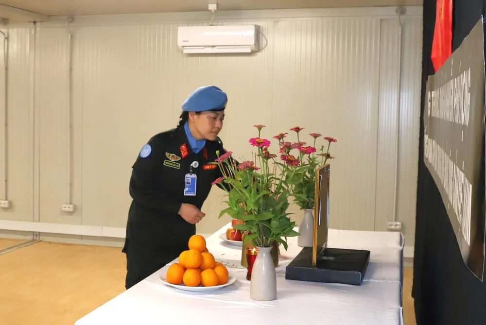 Đại úy Nguyễn Lan Anh tham gia đoàn tổ công tác Bộ Công an, Bộ Quốc phòng viếng Tổng Bí thư Nguyễn Phú Trọng tại phái bộ UNISFA, khu vực Abyei. Nhung-su-gia-gin-gin-hoa-binh-mang-ten-Cong-an-nhan-dan-Viet-Nam-10.jpg