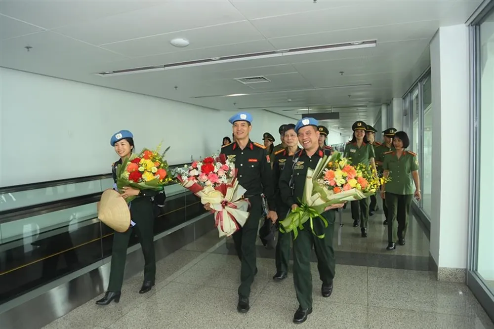 Chiều 15-4-2024, tại Hà Nội, ba sĩ quan Công an nhân dân đầu tiên tham gia lực lượng gìn giữ hòa bình LHQ tại Nam Sudan (phái bộ UNMISS) là Đại tá Lê Quốc Huy, Thượng tá Vũ Việt Hùng, Thượng tá Lương Thị Trà Vinh đã kết thúc nhiệm kỳ công tác và về đến Việt Nam.. Nhung-su-gia-gin-gin-hoa-binh-mang-ten-Cong-an-nhan-dan-Viet-Nam-15.jpg
