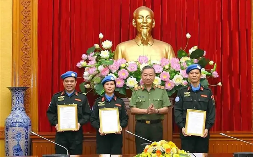 Ngày 13-10-2022, thừa ủy quyền của Chủ tịch nước, Đại tướng Tô Lâm, Bộ trưởng Bộ Công an (nay là Tổng Bí thư, Chủ tịch nước) trao Quyết định của Chủ tịch nước cho ba sĩ quan đầu tiên của Công an nhân dân đi thực hiện nhiệm vụ gìn giữ hoà bình LHQ tại Nam Sudan (Phái bộ UNMISS). Ba sĩ quan công an là Đại tá Lê Quốc Huy, Trung tá Vũ Việt Hùng và Trung tá Lương Thị Trà Vinh. Những sứ giả gìn giữ hòa bình mang tên Công an nhân dân Việt Nam