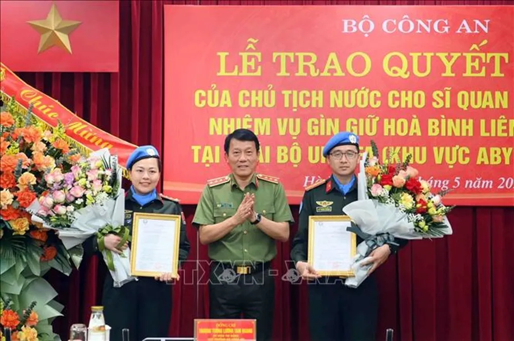 Ngày 29-5-2024, thừa ủy quyền của Chủ tịch nước, Thứ trưởng Bộ Công an Lương Tam Quang (nay là Ủy viên Bộ Chính trị, Bộ trưởng Bộ Công an) đã trao quyết định cho hai sĩ quan là Thiếu tá Vũ Trần Thắng và Đại úy Nguyễn Lan Anh đi thực hiện nhiệm vụ gìn giữ hòa bình LHQ tại Phái bộ UNISFA, Khu vực Abyei. Nhung-su-gia-gin-gin-hoa-binh-mang-ten-Cong-an-nhan-dan-Viet-Nam-23.jpg