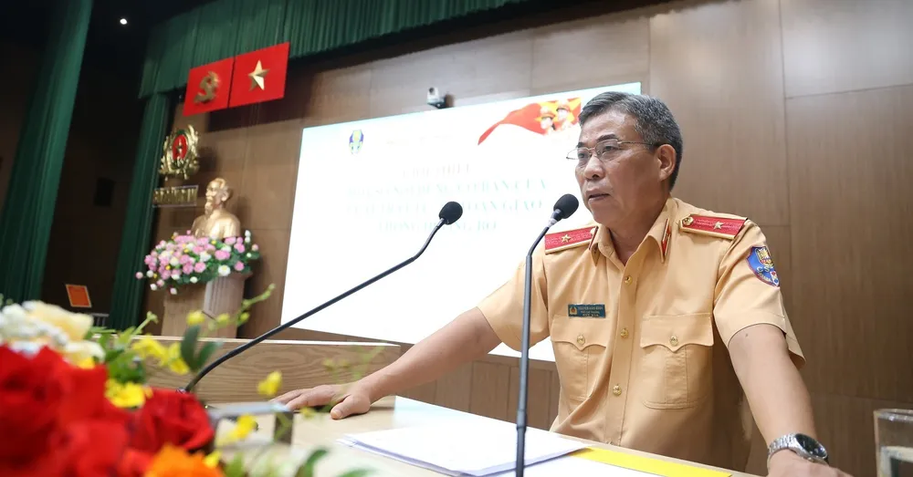 Thiếu tướng Nguyễn Văn Minh, Phó Cục trưởng Cục Cảnh sát giao thông thừa ủy quyền của Bộ Công an phổ biến về Luật Trật tự, an toàn giao thông đường bộ tới Công an tất cả 63 tỉnh thành, ngày 20-8. Ảnh: Vững Nguyễn đưa đón trẻ em