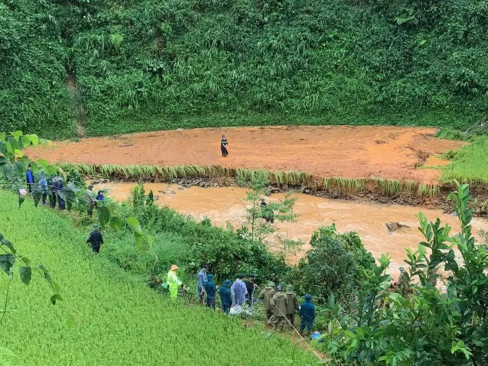 Các lực lượng cứu hộ đang tìm vớt các thi thể tại suối xóm Khuổi Ngọa, xã Ca Thành, huyện Nguyên Bình trong sáng nay. Tim-thay-9-thi-the-nan-nhan-trong-vu-lat-xe-khach-tai-cao-bang-6.jpg