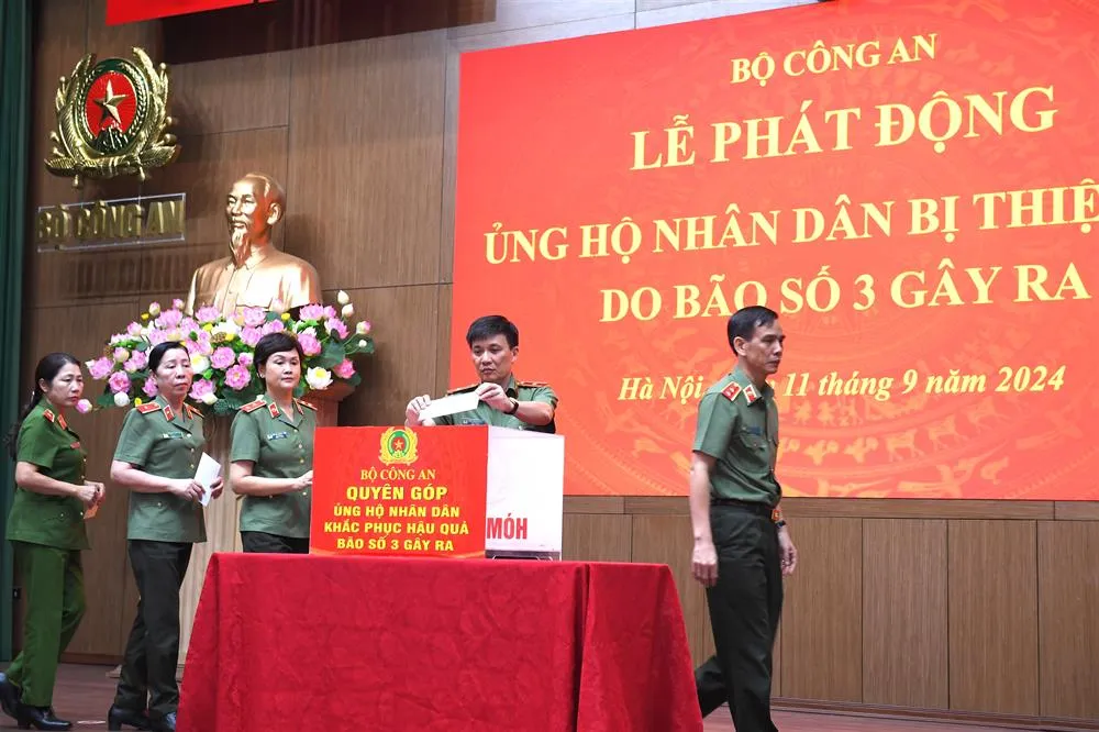 Bo-cong-an-phat-dong-ung-ho-nhan-dan-bao-lu-12.jpg
