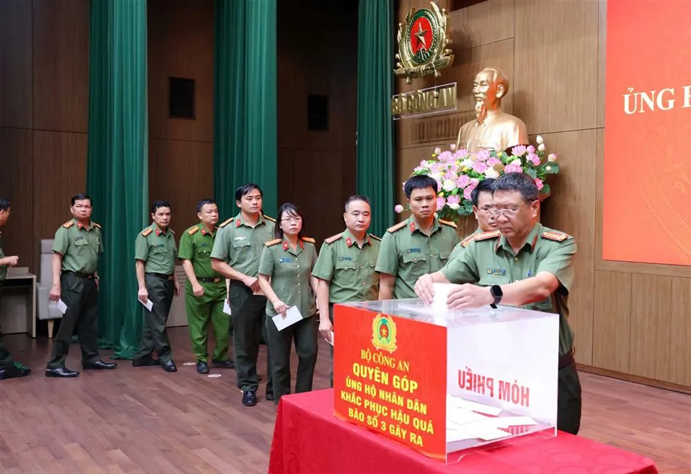 Bão số 3 đã gây thiệt hại vô cùng nặng nề về người và của, đồng bào ta cùng các cơ quan, đơn vị trên cả nước đã có những hành động thiết thực nhằm giúp bà con nhanh chóng ổn định, khôi phục sản xuất kinh doanh. Ảnh: BCA Bo-cong-an-phat-dong-ung-ho-nhan-dan-bao-lu-13.jpg