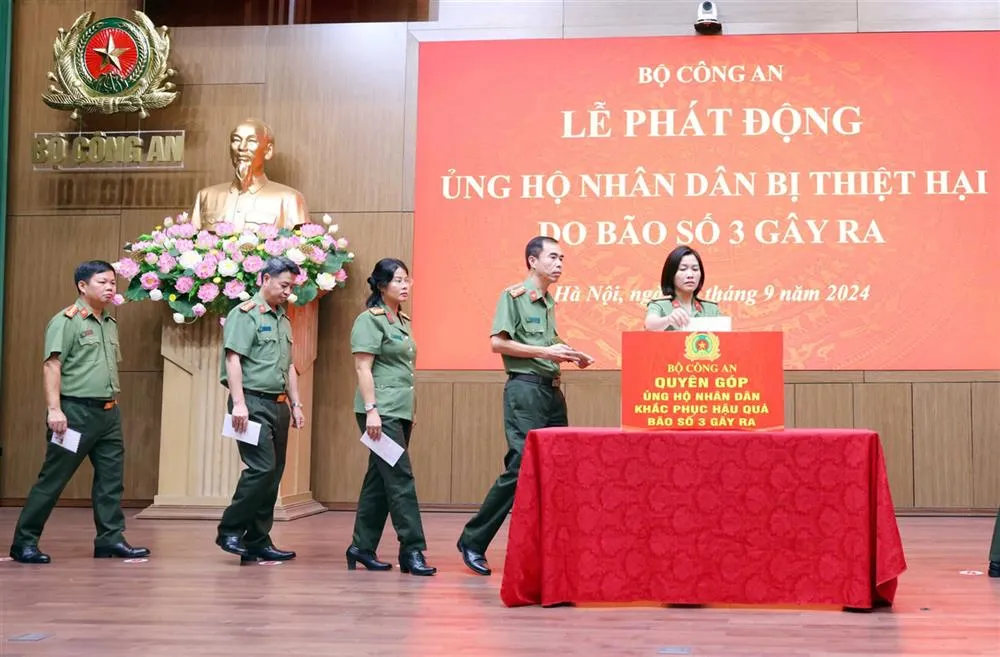 Bo-cong-an-phat-dong-ung-ho-nhan-dan-bao-lu-14.jpg