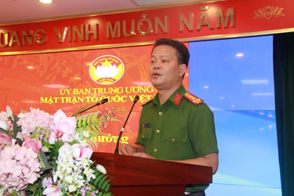 “Thông qua tài khoản Mặt trận Tổ quốc Việt Nam, trên VNeID đã hiển thị nội dung những dòng tiền quý báu ủng hộ của đồng bào cả nước đến tận tay người dân có hoàn cảnh khó khăn trong vùng lũ...” - Đại tá Vũ Văn Tấn, Phó Cục trưởng C06 chia sẻ Bo-cong-an-trien-khai-quyen-gop-qua-ung-dung-VNeID-1.jpg