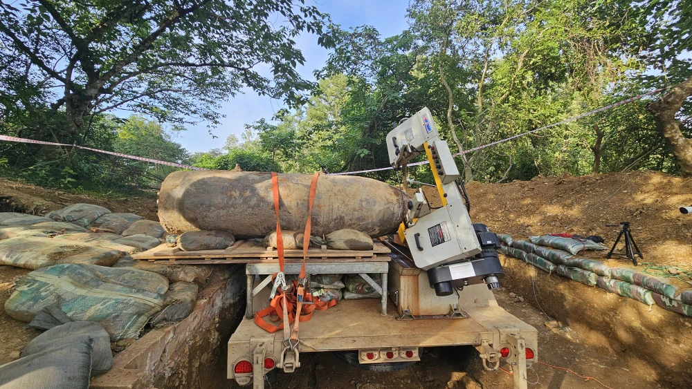Cận cảnh công binh cưa quả bom hơn 1,3 tấn rơi gần cầu Long Biên