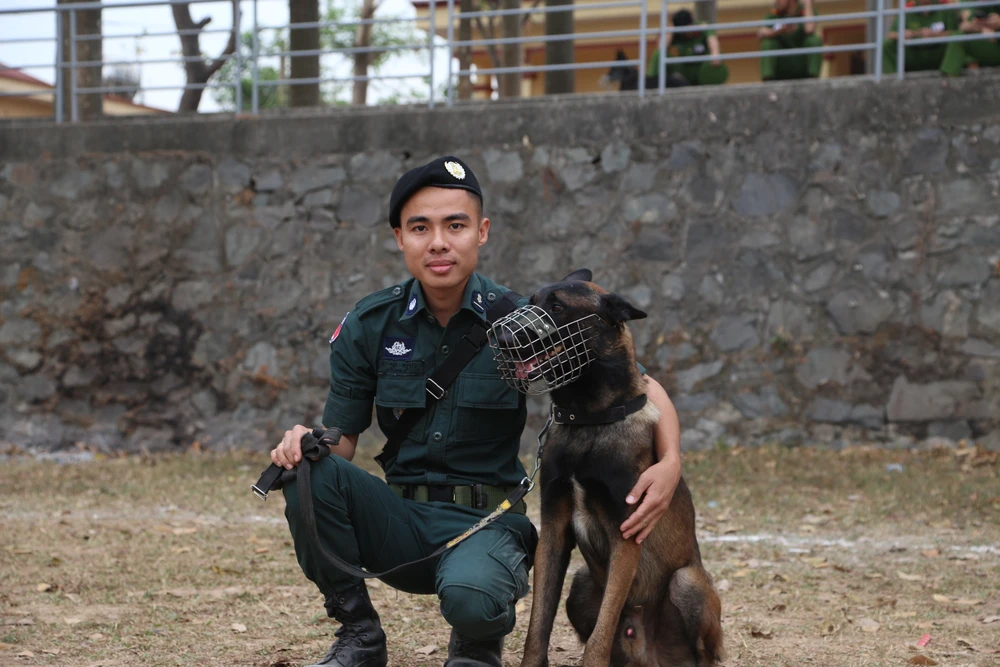 Xem Canh-sat-hoang-gia-campuchia-thao-dien-cung-cho-nghiep-vu-hoc-o-Viet-Nam-2.JPG