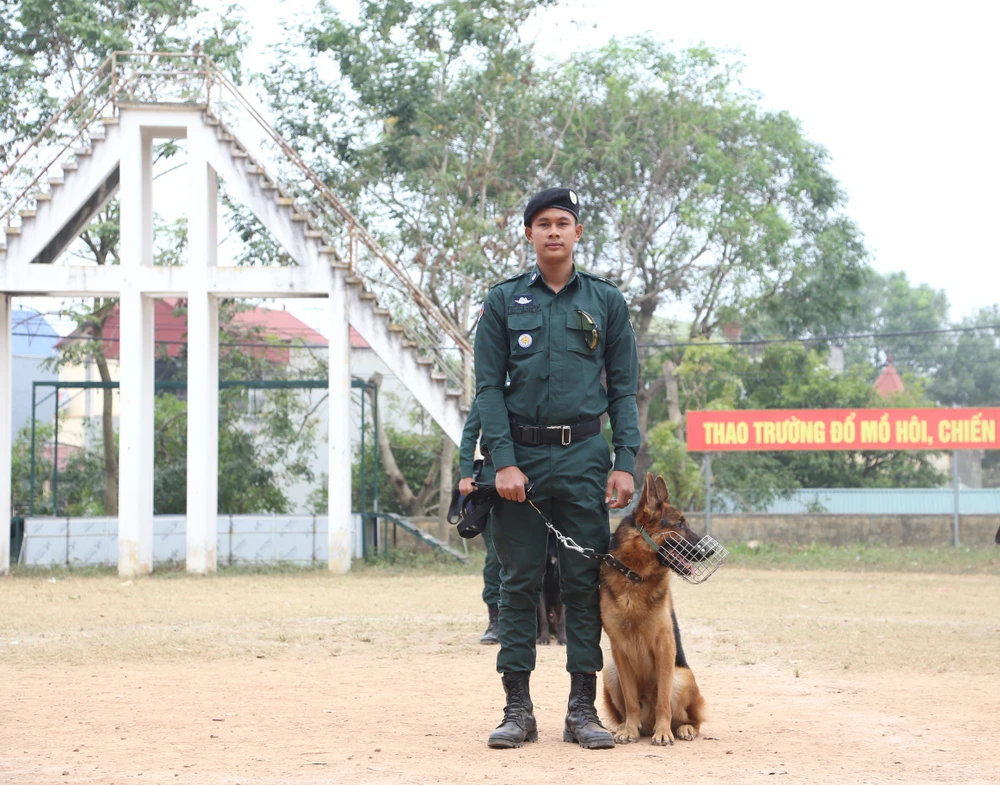 Xem Canh-sat-hoang-gia-campuchia-thao-dien-cung-cho-nghiep-vu-hoc-o-Viet-Nam-4.JPG