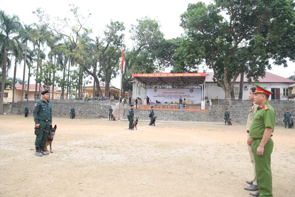 Xem Canh-sat-hoang-gia-campuchia-thao-dien-cung-cho-nghiep-vu-hoc-o-Viet-Nam-5.JPG