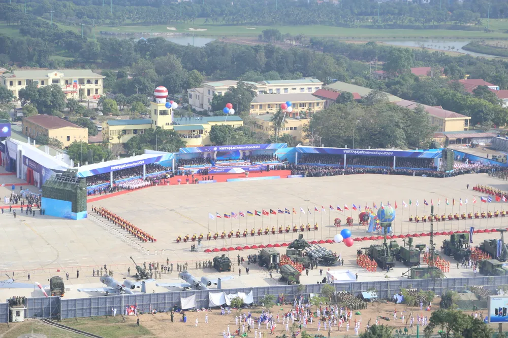 Trien-lam-Quoc-phong-quoc-te-Viet-Nam-2024-Nhin-tu-co-to-quoc-tren-cao-10.JPG