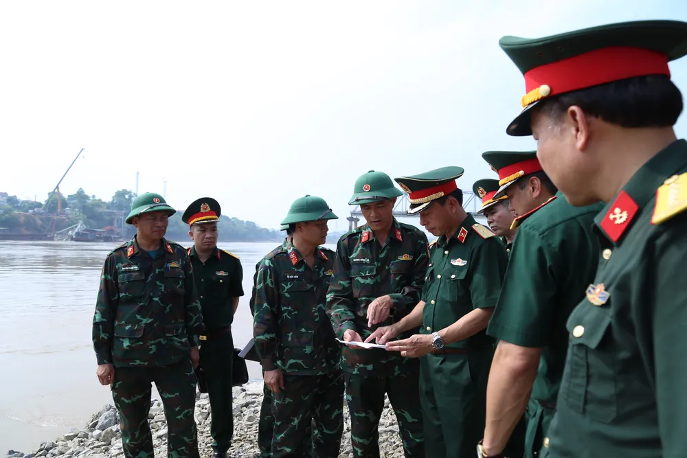 Thiếu tướng Trần Trung Hòa, Tư lệnh Binh chủng Công binh chỉ đạo công tác tìm kiếm cứu nạn - cứu hộ và bắc cầu phao bảo đảm giao thông trong vụ sập cầu Phong Châu, tháng 9-2024. Ảnh: BCCB cung cấp.