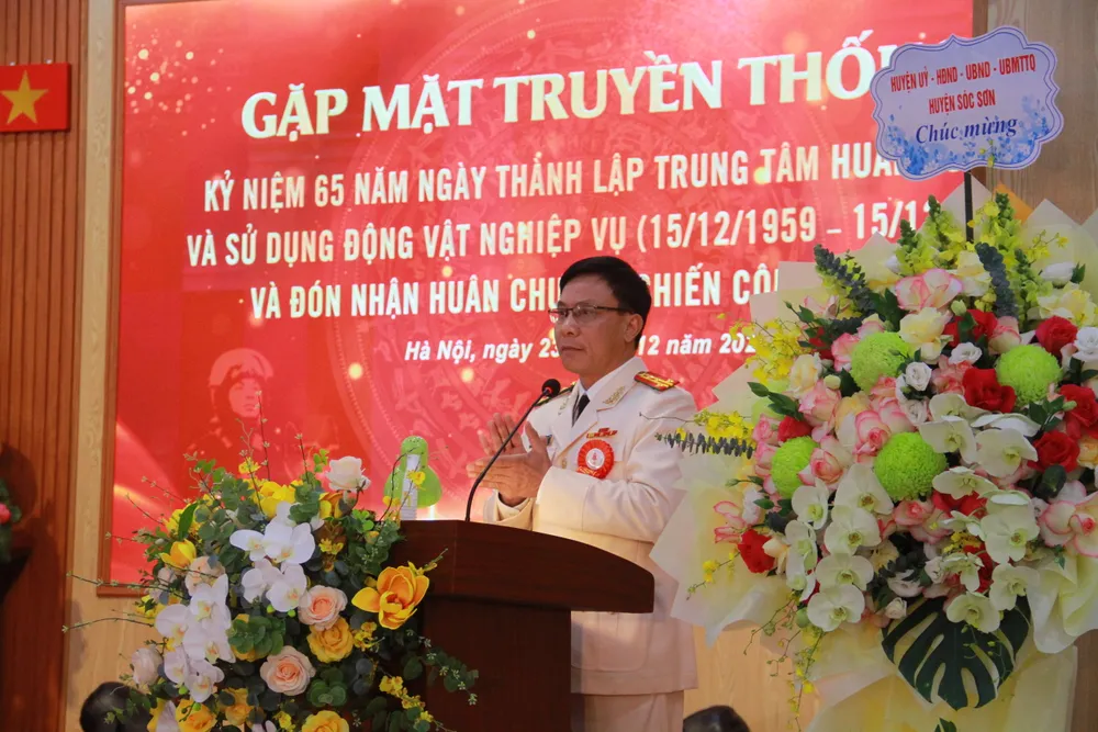 Đại tá Dương Đình Đoàn, Giám đốc Trung tâm Huấn luyện và sử dụng động vật nghiệp vụ phát biểu ôn lại truyền thống của Trung tâm trong lễ kỷ niệm 65 năm thành lập và đón nhận Huân chương Chiến công hạng Ba﻿. Ảnh: VỮNG NGUYỄN