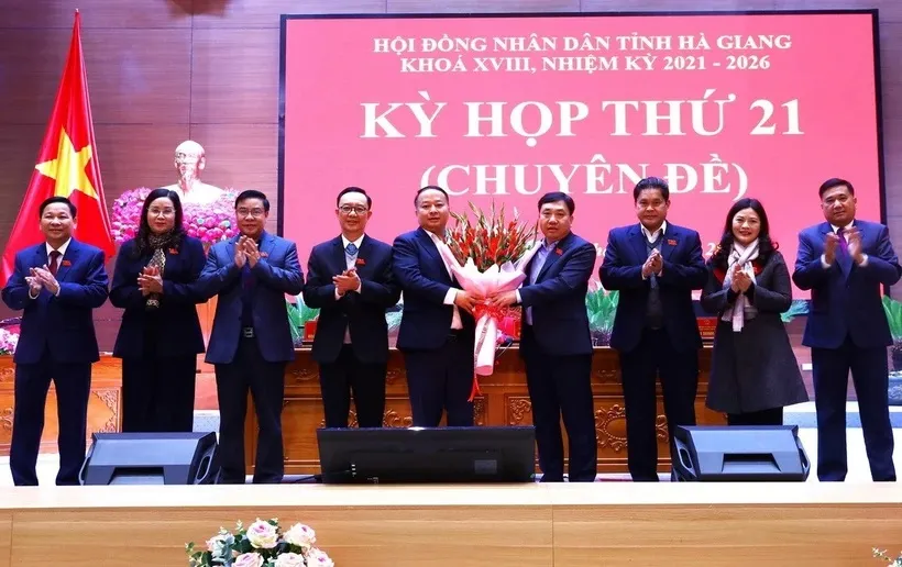 Lãnh đạo tỉnh Hà Giang tặng hoa chúc mừng tân Chủ tịch UBND tỉnh Phan Huy Ngọc (thứ 5, trái sang). Ảnh: Minh Tâm/TTXVN