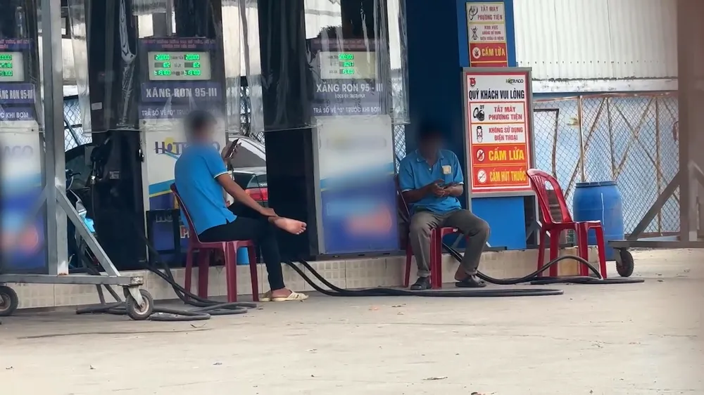 mang điện thoại vào cây xăng.jpg