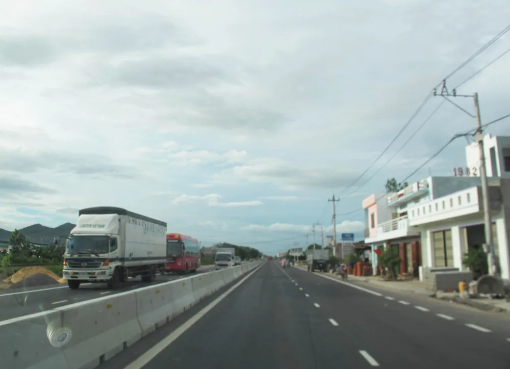 Thông xe quốc lộ 1 mở rộng đoạn qua tỉnh Bình Định ảnh 2