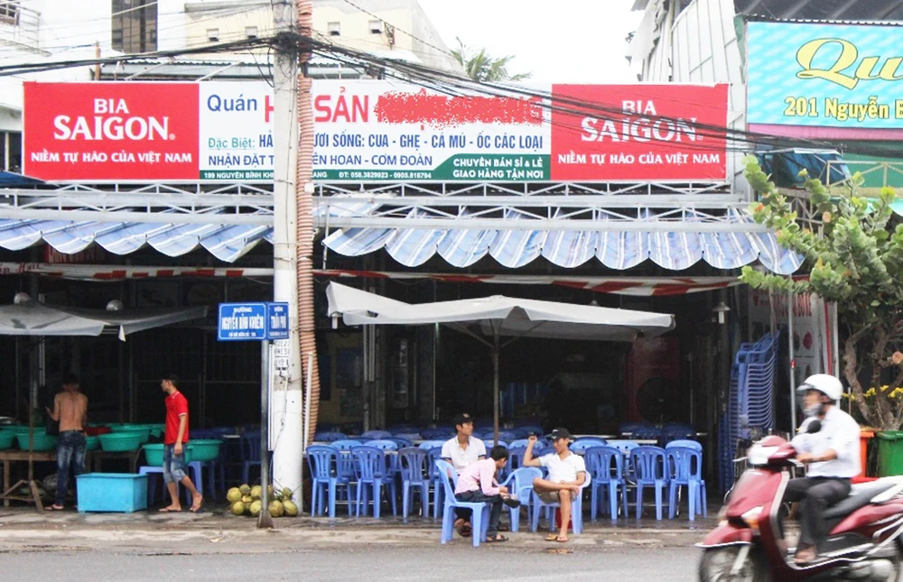 Hất đồ ăn tung tóe vào người du khách rồi đuổi ra khỏi quán ảnh 2