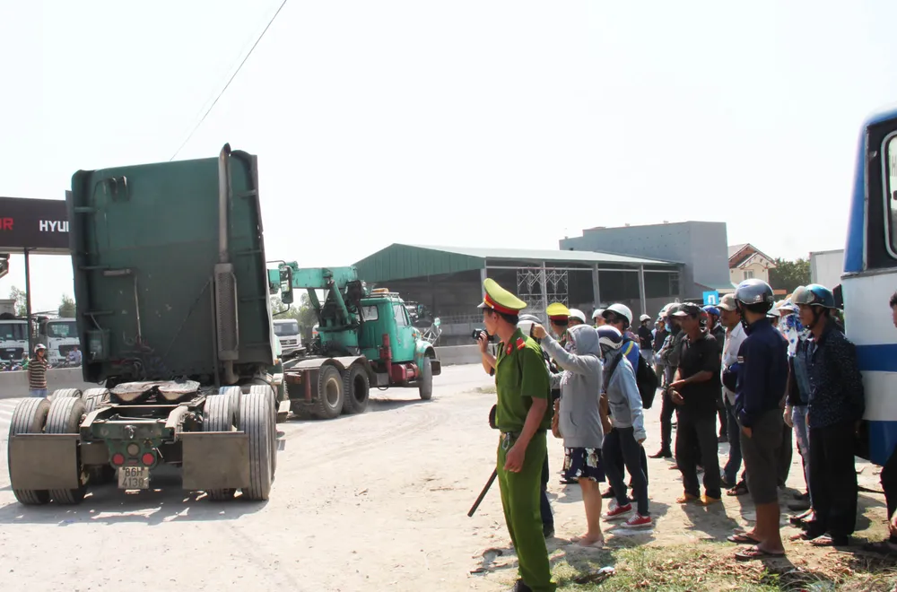 Sẽ xử lý tài xế đỗ xe làm tê liệt trạm cân 36 tiếng ảnh 2 Sẽ xử lý tài xế đỗ xe làm tê liệt trạm cân 36 tiếng ảnh 2