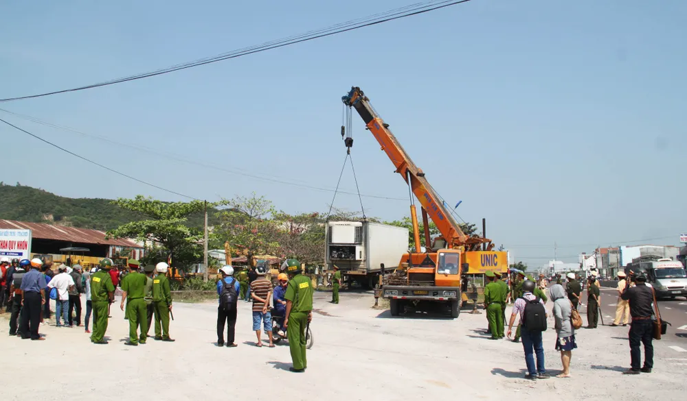 Sẽ xử lý tài xế đỗ xe làm tê liệt trạm cân 36 tiếng ảnh 3 Sẽ xử lý tài xế đỗ xe làm tê liệt trạm cân 36 tiếng ảnh 3