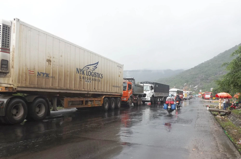 Xe tải lật trên đèo Cả, quốc lộ 1 bị ùn tắc ảnh 3