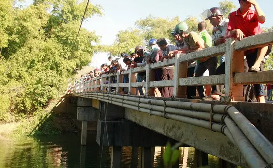 Người dân hiếu kì theo dõi việc tìm kiếm nạn nhân nhảy cầu Bà Di 2. Ảnh: THU HÀ/BĐO