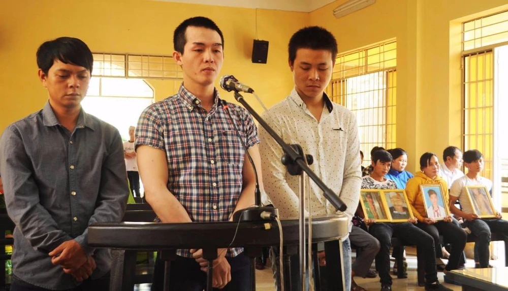 Ba bị cáo tại phiên tòa sơ thẩm ngày 23-3. Từ trái qua: Lê Ngọc Tâm, Lê Minh Phát, Lê Tấn Khỏe. Ảnh: TẤN LỘC