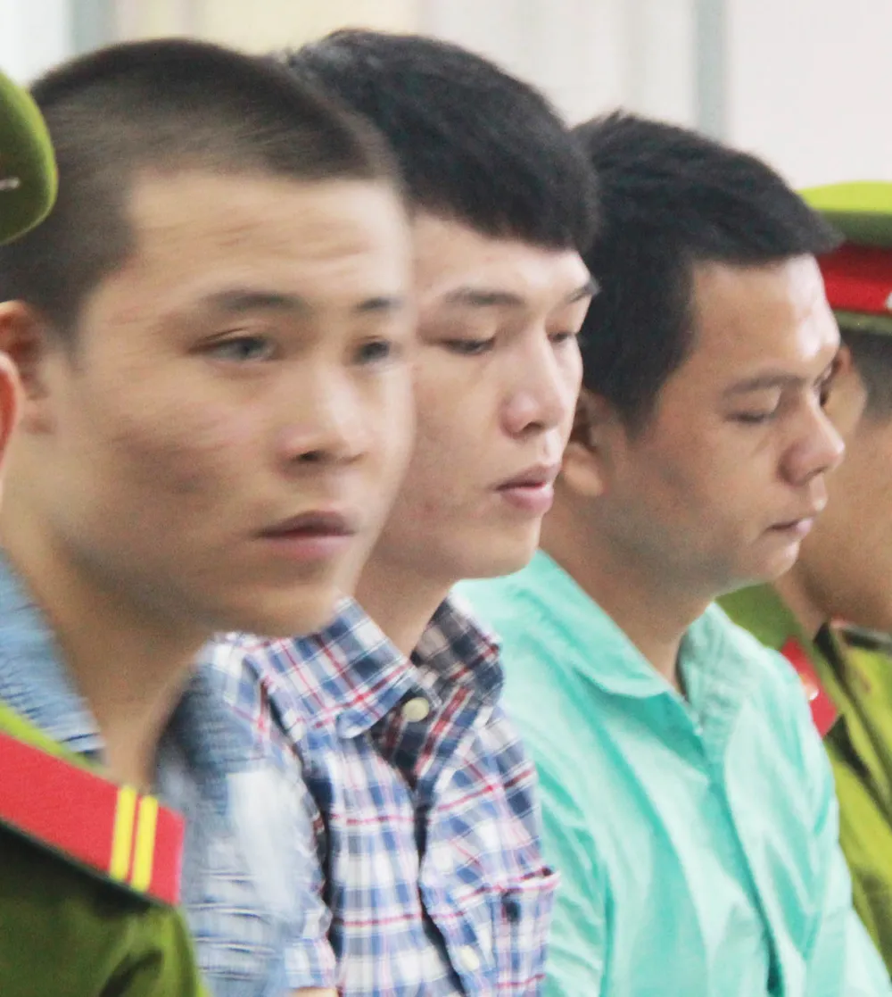 Bị cáo Lê Tấn Khỏe (bìa trái) và hai cựu công an viên. Ảnh: TẤN LỘC