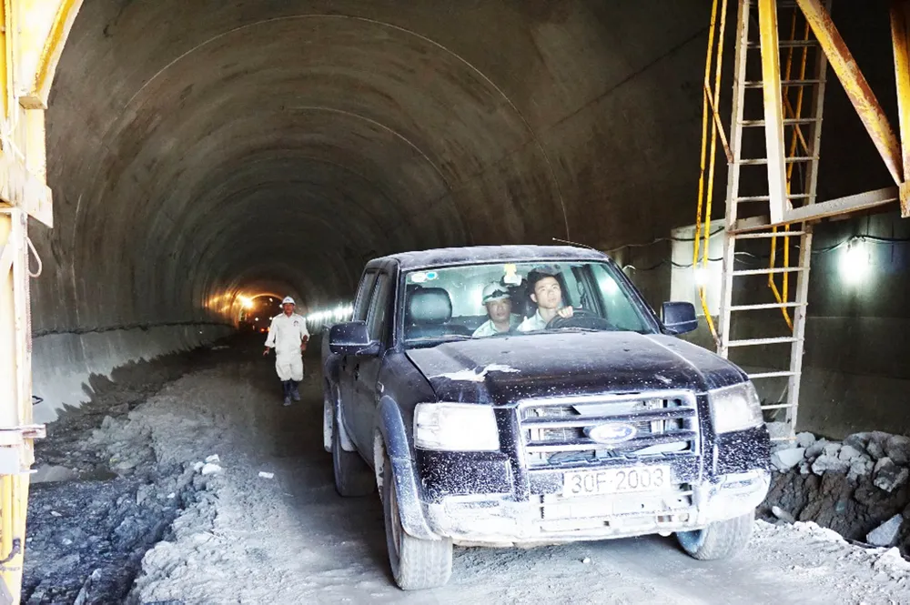 Hầm Đèo Cả đã thông sau hơn 900 ngày thi công. Ảnh: TẤN LỘC
