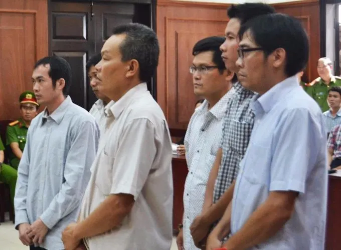 Các bị cáo cựu công an tại phiên tòa sáng nay. Ảnh: TẤN TÀI