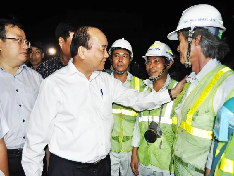 Thủ tướng Nguyễn Xuân Phúc động viên các chuyên gia, công nhân thi công dự án hầm Đèo Cả. Ảnh: TẤN LỘC