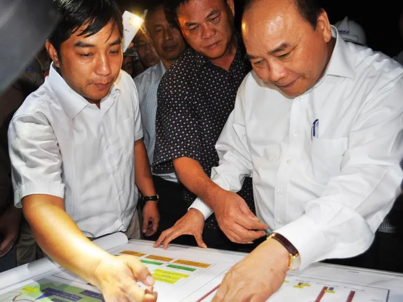 Thủ tướng Nguyễn Xuân Phúc tìm hiểu tiến độ thi công dự án hầm Đèo Cả. Ảnh: TẤN LỘC