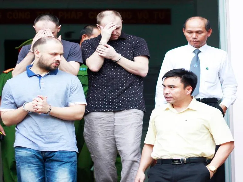 dùng thẻ atm giả để rút tiền