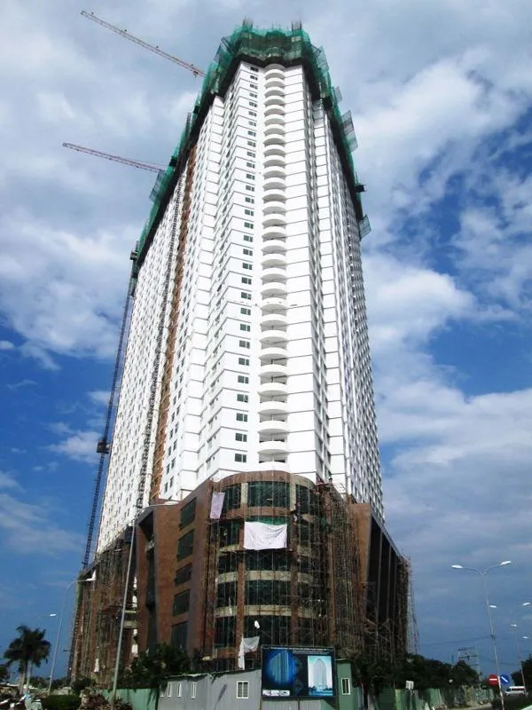 DNTN Xây dựng số 1 tỉnh Điện Biên đã lén xây dựng công trình tổ hợp khách sạn- căn hộ cao cấp Mường Thanh Khánh Hòa đến tầng thứ 42. Ảnh: TẤN LỘC