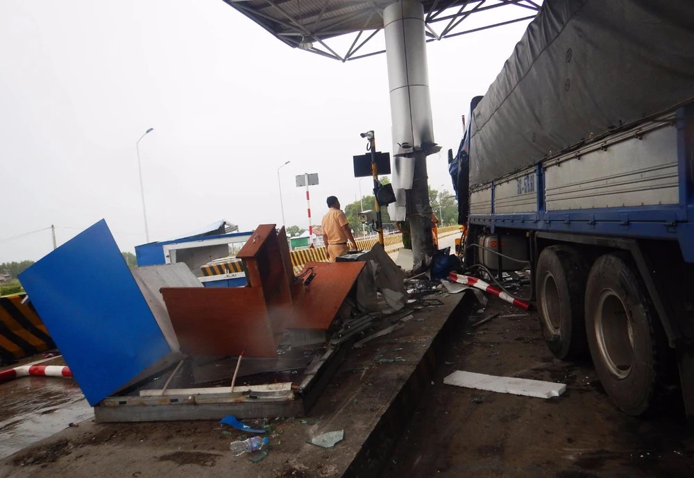 Lực lượng công an khám nghiệm hiện trường vụ tai nạn