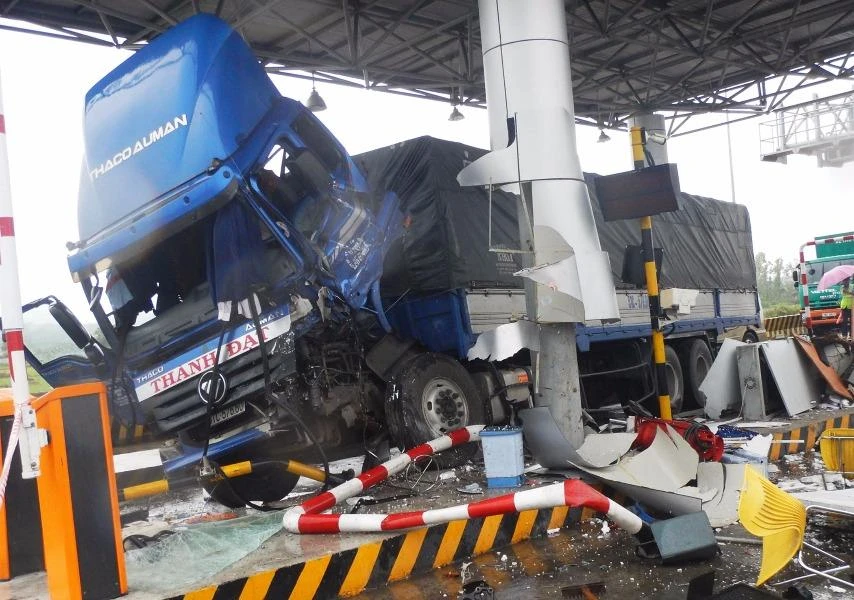 Chiếc xe tải tông nát ca bin trạm thu phí