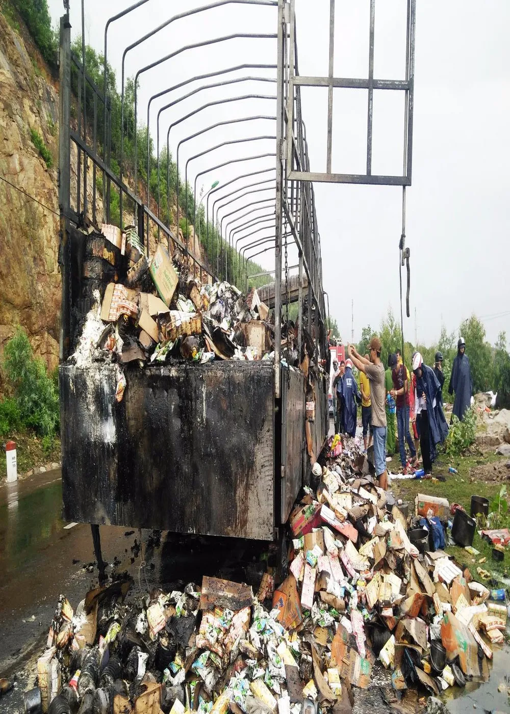 Xe tải chở hàng cháy rụi khi đang lên dốc ảnh 2 cháy xe tải chở hàng