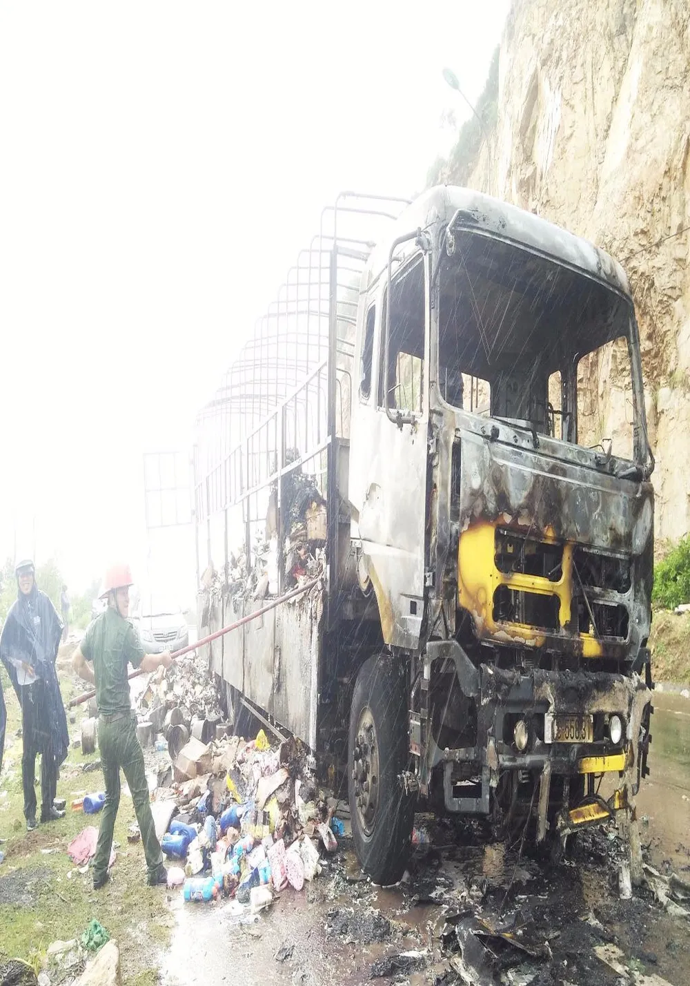 Xe tải chở hàng cháy rụi khi đang lên dốc ảnh 1 xe chở hàng cháy