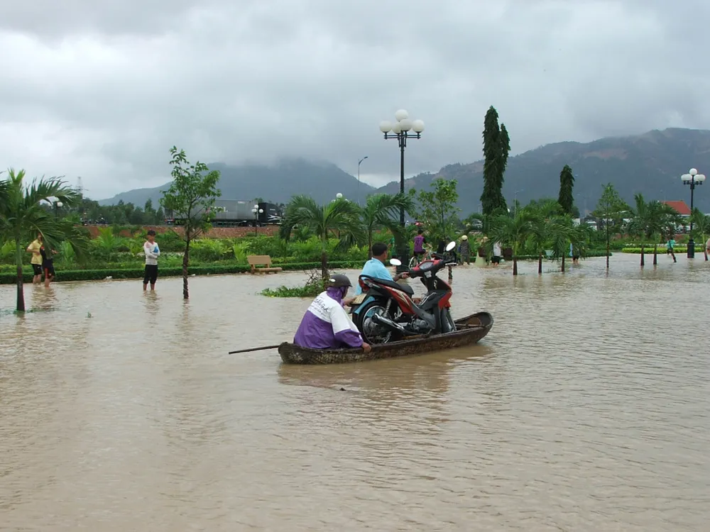 Bình Định ngập sâu trong lũ ảnh 2 Bình Định ngập sâu trong lũ ảnh 2