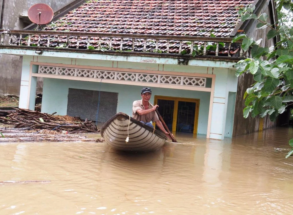 Hàng ngàn ngôi nhà ở Phú Yên đan ngập sâu trong lũ. Ảnh: M.H.N