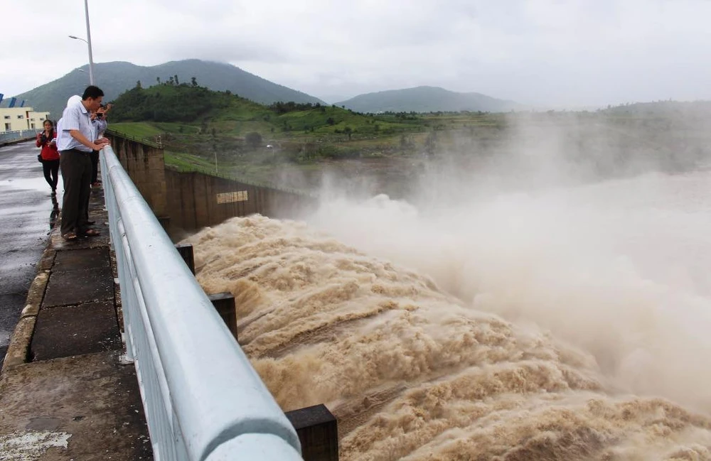 Nhà máy Thủy điện Sông Ba Hạ xả lũ lưu lượng lớn. Ảnh: TẤN LỘC