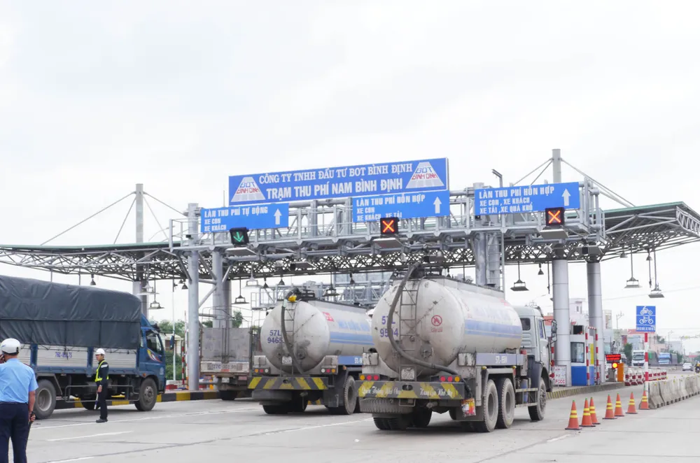 Bốn làn đường của trạm thu phí BOT Nam Bình Định bị xe bồn dừng chặn trưa 10-12