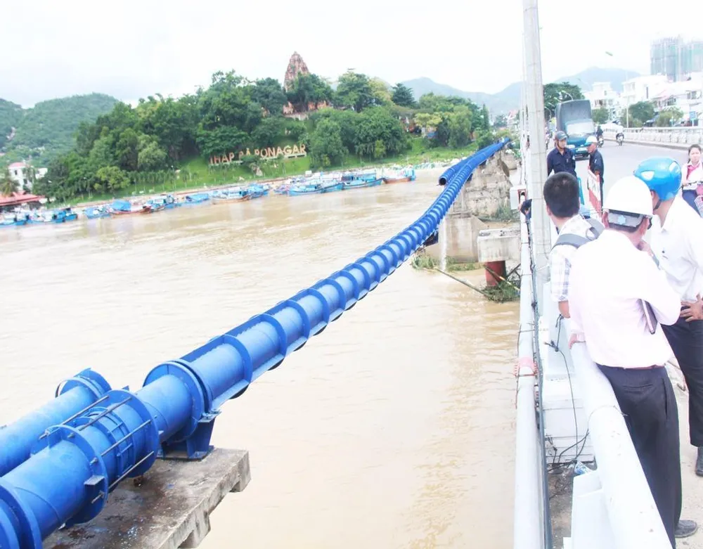 lũ cuốn ống nước