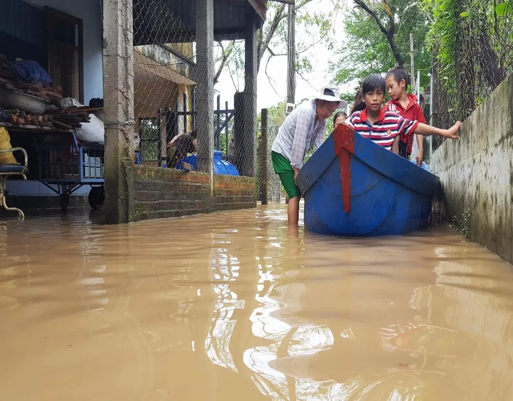ến sáng 14-12, nhiều vùng ở huyện Phú Hòa vẫn còn bị ngập