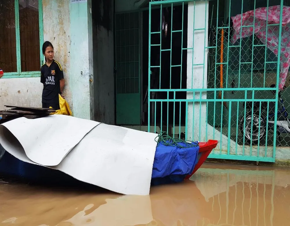 Sáng 14-12, một số khu vực vùng ven TP Tuy Hòa vẫn còn bị ngập