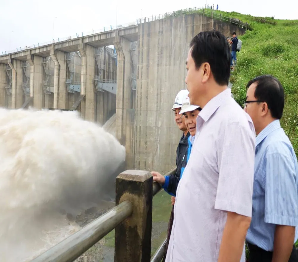 Ngày 14-12, các thủy điện ở Phú Yên vẫn tiếp tục xả lũ 